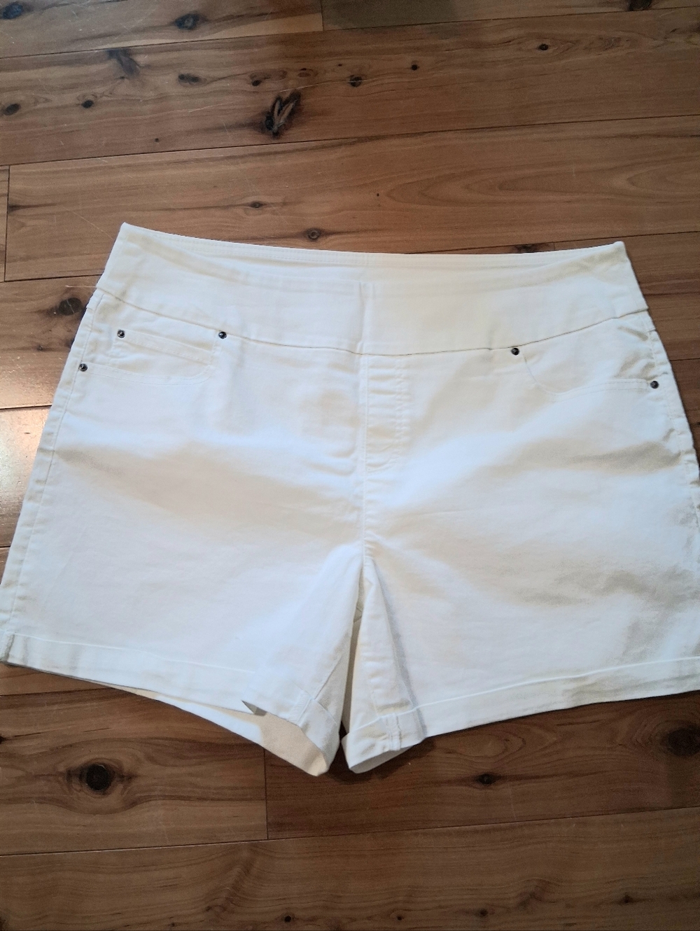 Classic White Stretch Shorts with Pockets Size 16/18